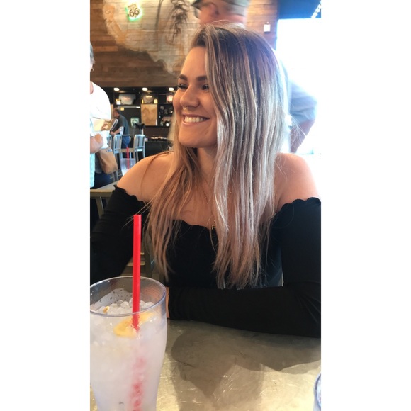 Hi Hey Hello! 🍾 Meet your Posher - Picture 3 of 8